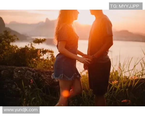 足球巨星与心爱伴侣共谱爱情篇章 见证甜蜜时刻与真挚情感