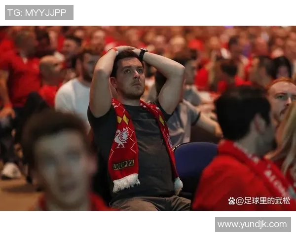 足球明星赛后情绪失控怒冲观众席引发现场混乱警卫紧急维持秩序